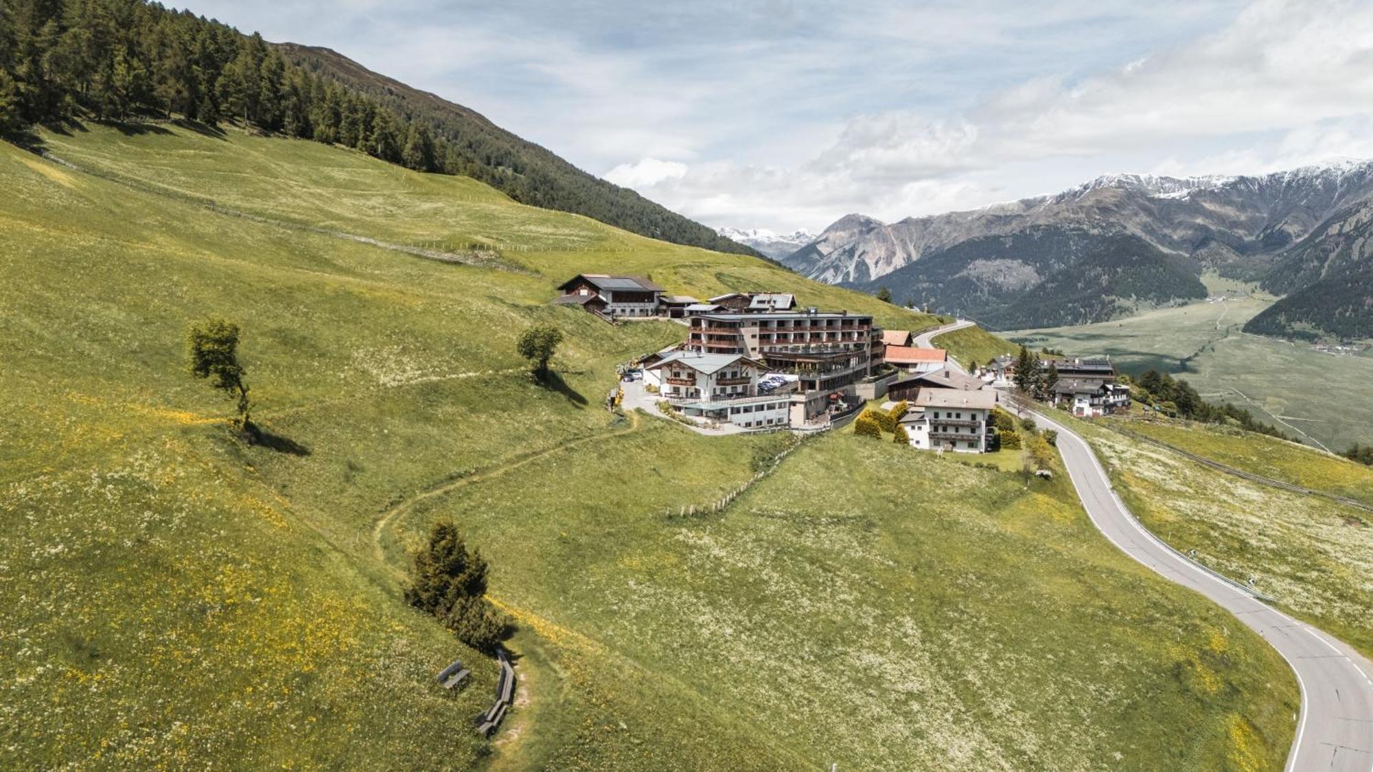 Panoramahotel Watles Malles Venosta Esterno foto